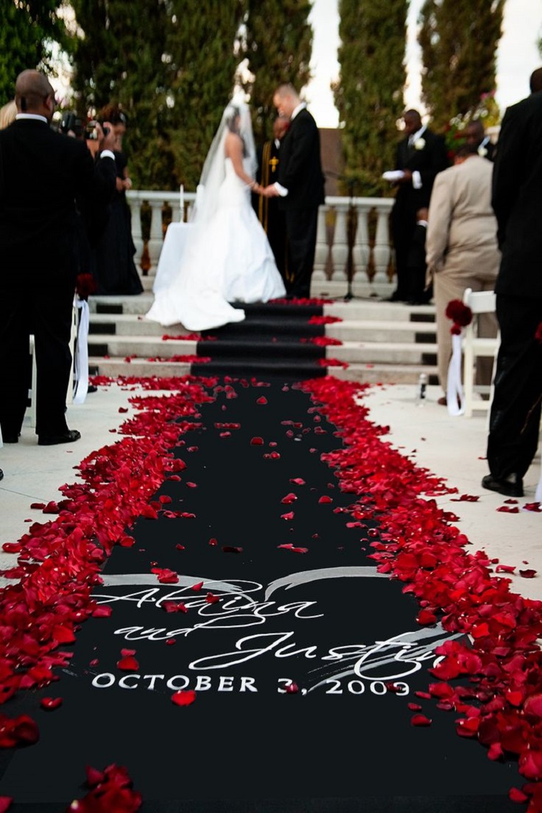 boda-opciones-rosas-rojas-alfombra-negra