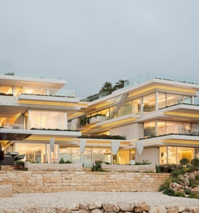 Casa de lujo de varios niveles situada a orillas del mar Mediterráneo