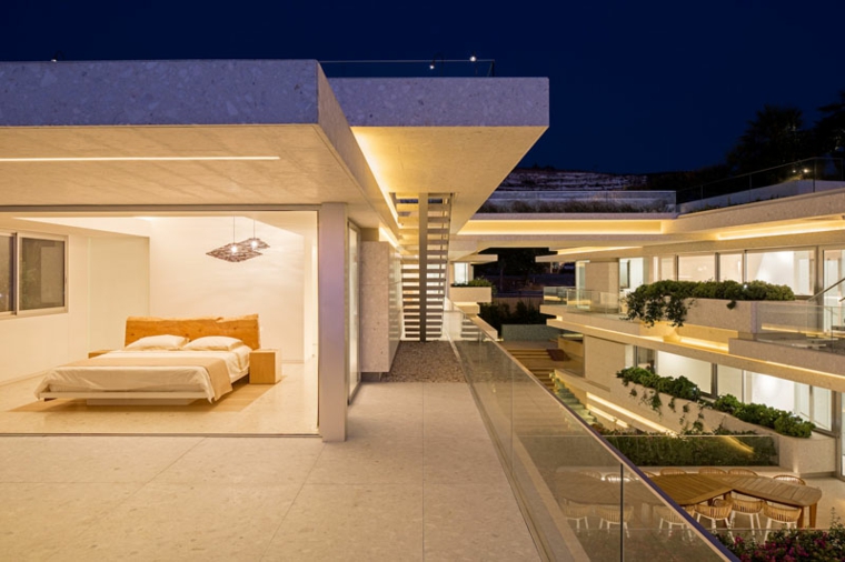 Casa de lujo de varios niveles situada a orillas del mar Mediterráneo