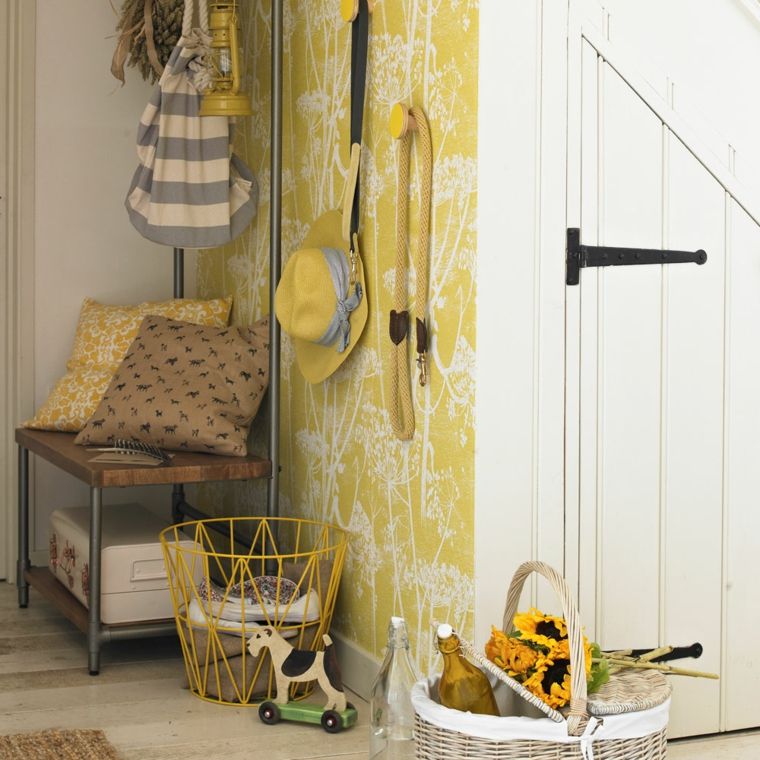 muebles-recibidor-pasillo-entrada-papel-pared-amarillo