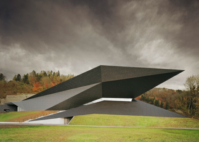  sala de conciertos angular diseñada por Delugan Meissl Associated Architects
