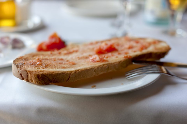 tostada con salmorejo español