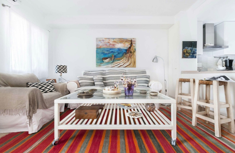alfombra-colorida-muebles-blancos