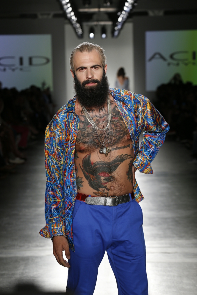 barba-negra-pelo-rubio-moda-hombre