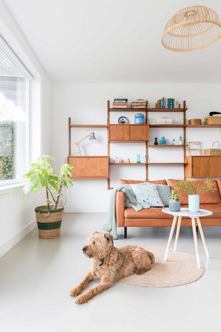 Casa blanca con diseño escandinavo y muebles de mediados de siglo