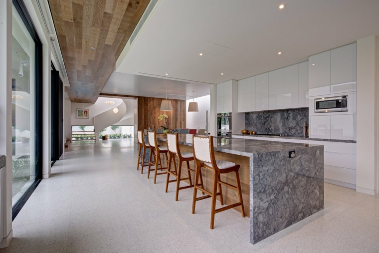 cocina-amplia-diseno-marmol-opciones-originales