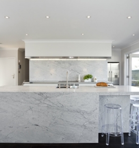 Mármol de Carrara en la cocina - ideas de diseño para superficies