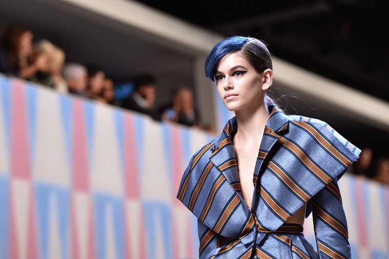 cortes-de-pelo-modernos-flequillo-azul-estilo