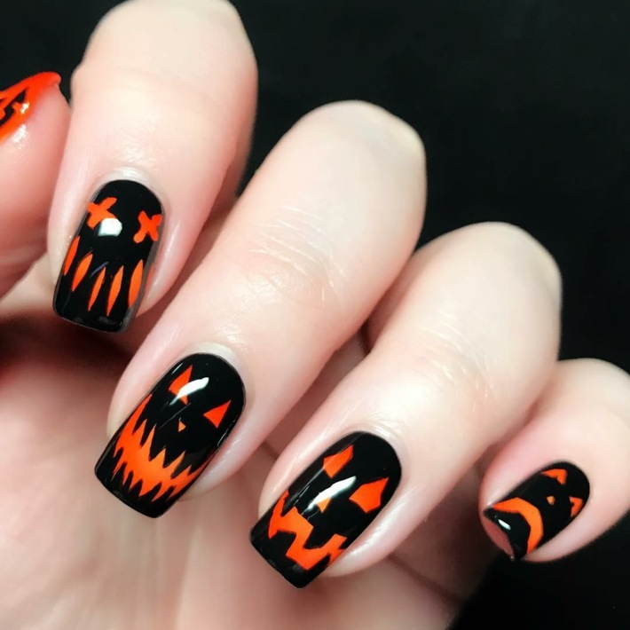 diseños de uñas fondo negro naranja