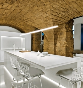 Cocina moderna de color blanco con espacios amplios y abiertos