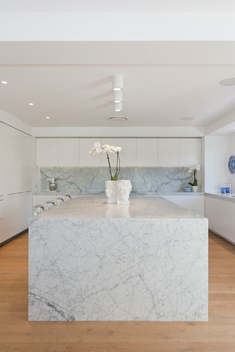 encimeras cocina isla-cocina-grande-diseno-marmol-carrara