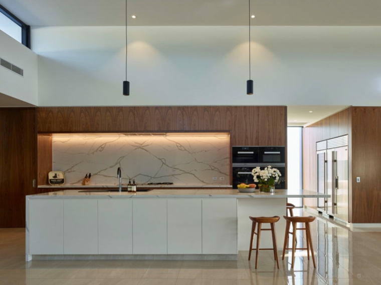 marmol-blanco-pared-encimeras-cocina-Ellivo-Architects