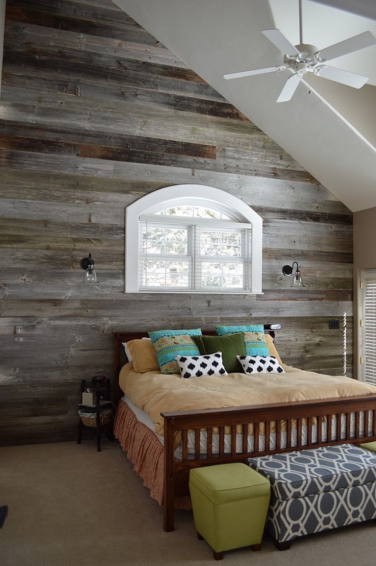 habitación con pared de madera