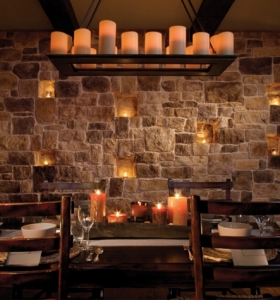 paredes-piedra-comedor-estilo-romantico-velas