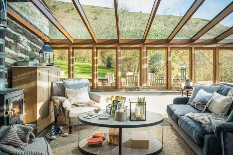 salon-luminoso-ventanas-techo-estilo-moderno