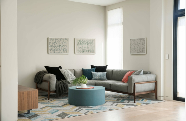salon-sofa-angulo-mesa-pequena-forma-redonda