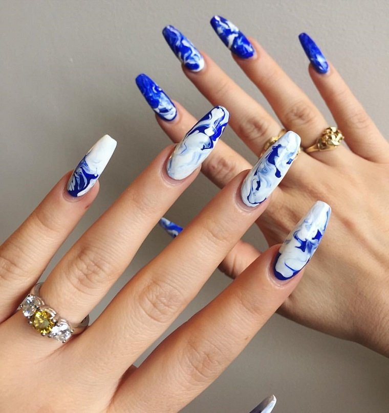 uñas decoradas diseños actuales-estilo-moderno-marmol-azul-blanco