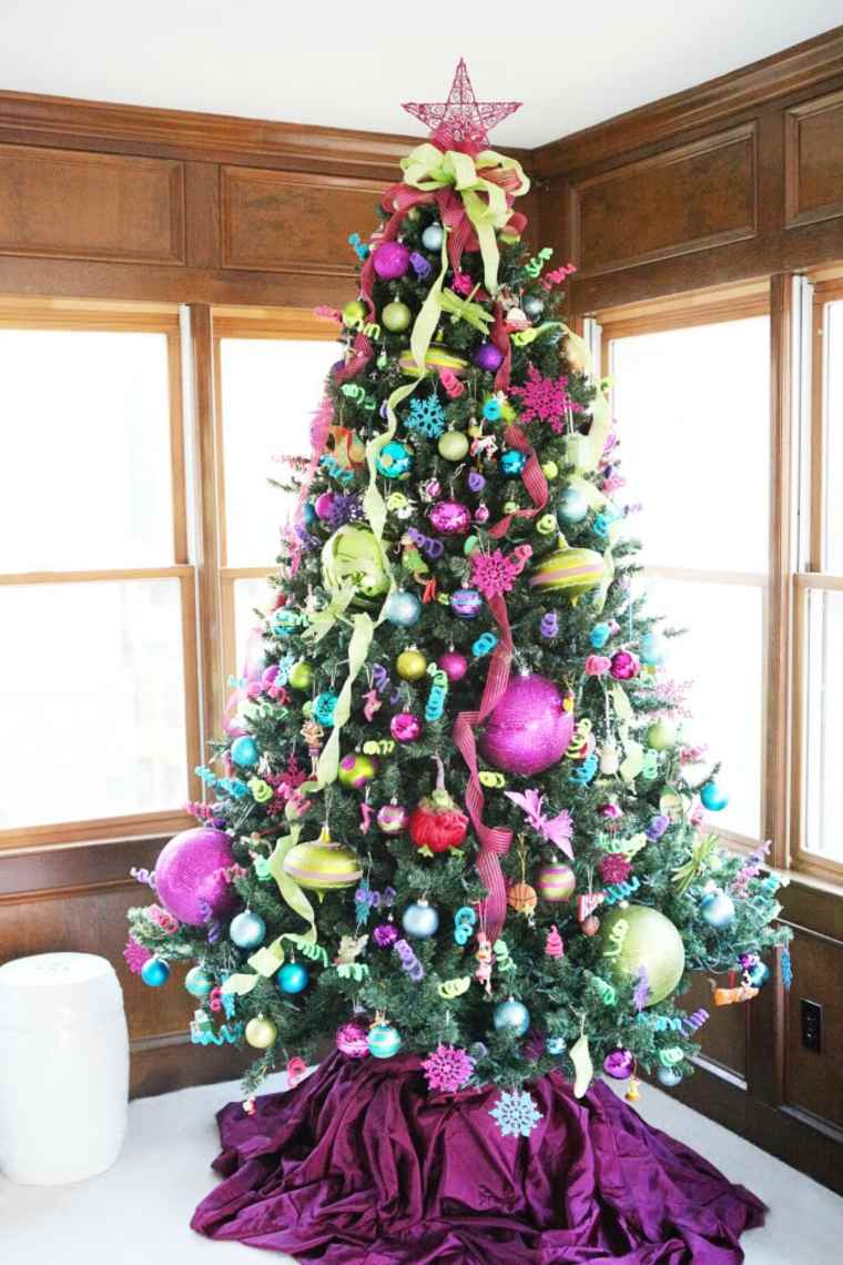 bonito árbol de Navidad decorado