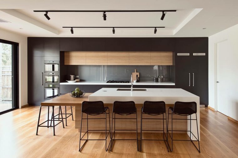 cocina americana-isla-blanca-muebles-negros