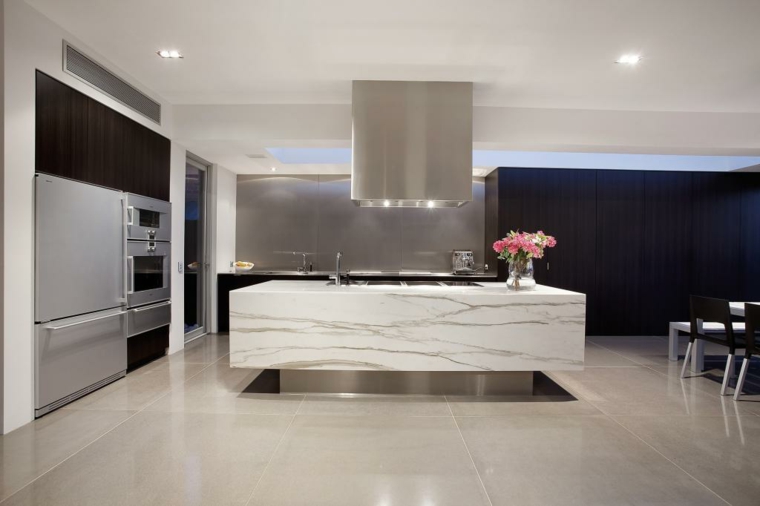 cocina-moderna-isla-mamrmol-Philip-Crouch-Architects