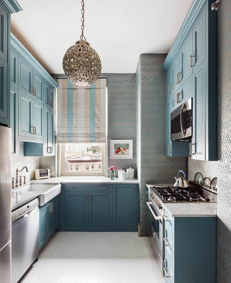 cocinas-alargadas-muebles-color-azul-claro-estilo