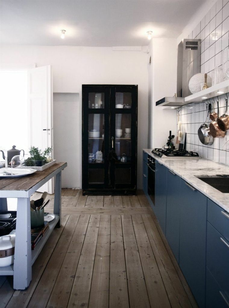 cocinas-alargadas-opciones-muebles-color-azul