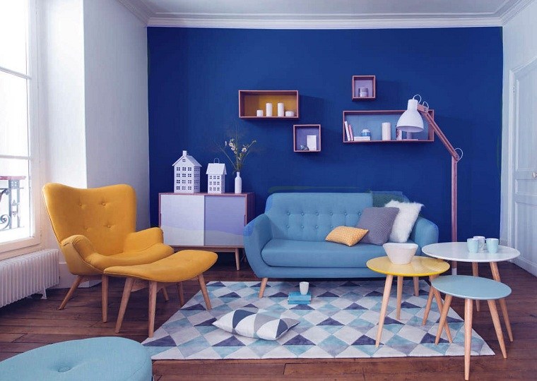 color-azul-sala-estar-combinacion-pared-acento