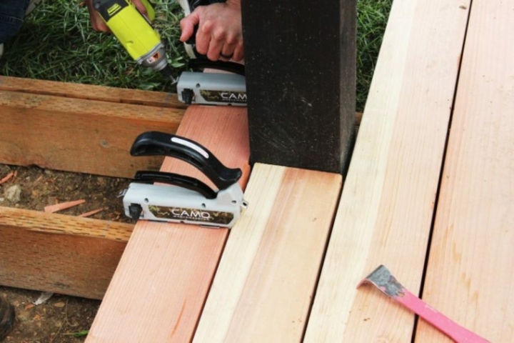 Instalar una plataforma de madera para el piso en sencillos pasos