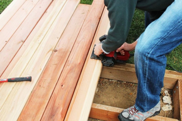 Instalar una plataforma de madera para el piso en sencillos pasos