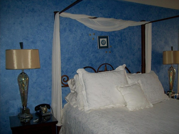 pared-dormitorio-color-azul-esponjado