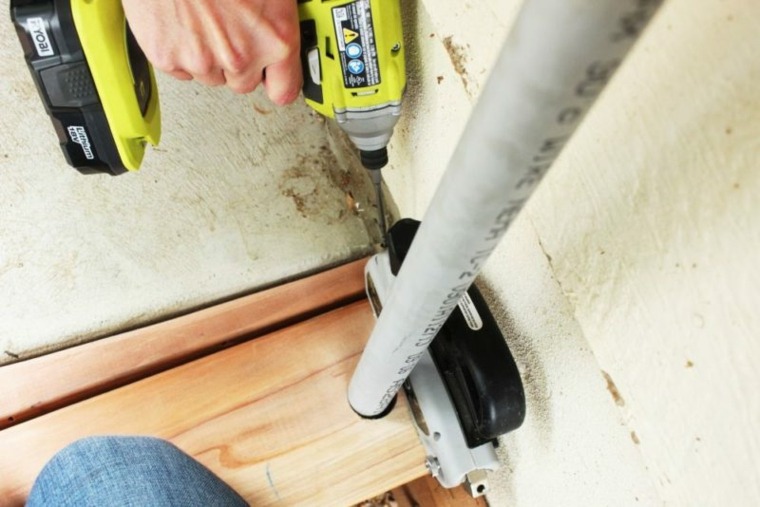 Instalar una plataforma de madera para el piso en sencillos pasos
