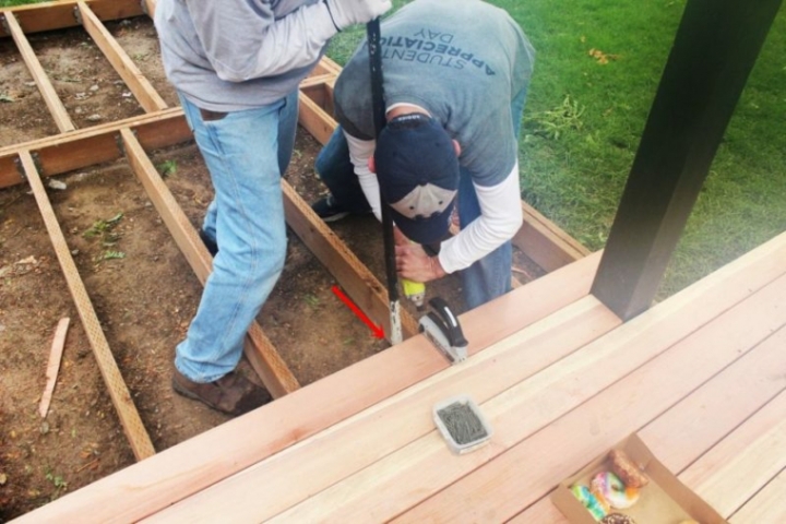 Instalar una plataforma de madera para el piso en sencillos pasos
