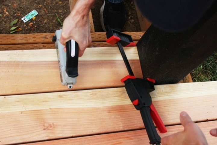 Instalar una plataforma de madera para el piso en sencillos pasos