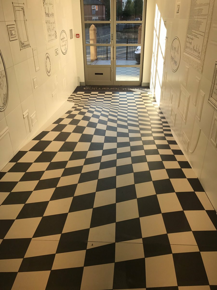 suelo de azulejos de cerámica que forma ilusiones