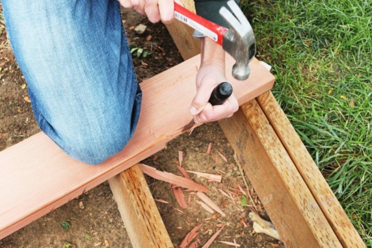 Instalar una plataforma de madera para el piso en sencillos pasos