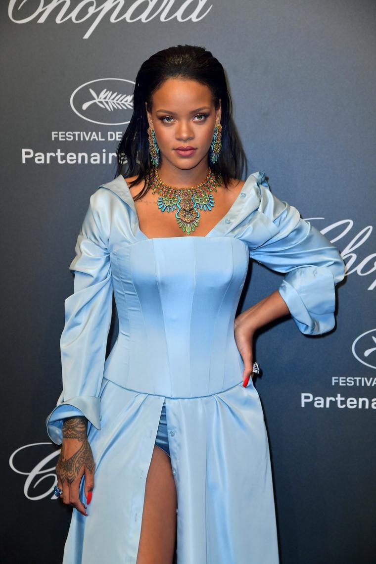Rihanna en-vestido-azul-claro