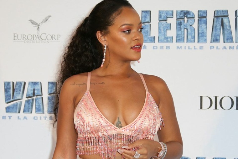Rihanna-escote
