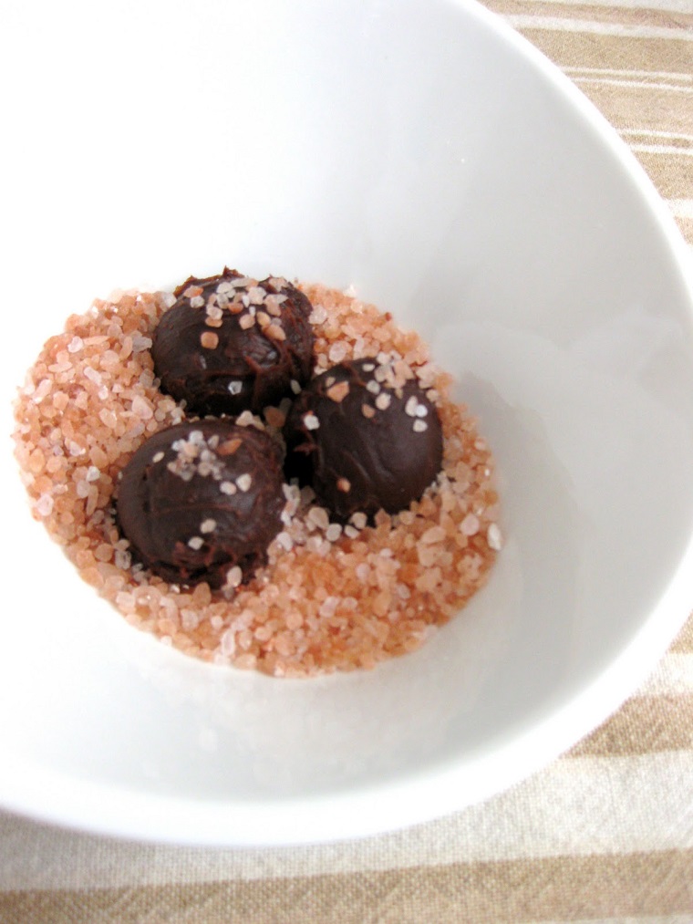 bolas chocolate oscuro dulce