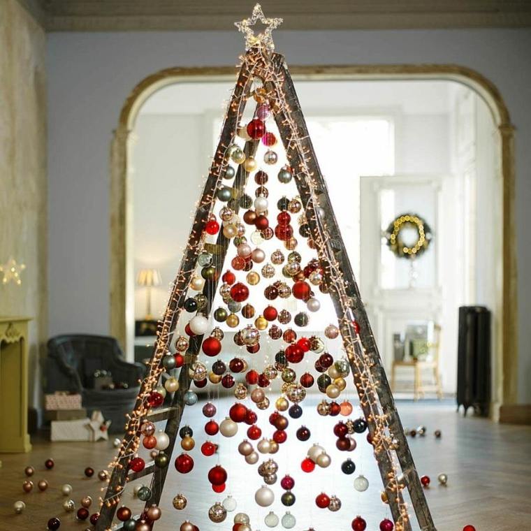 árbol de Navidad con bolas colgantes