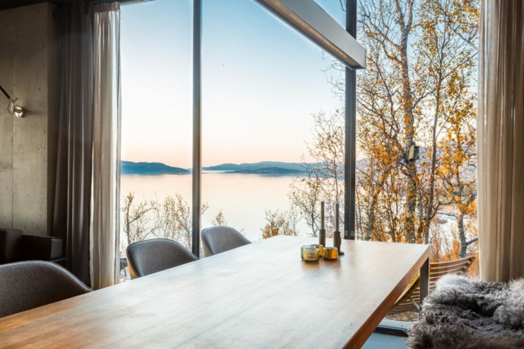 casas en noruega-comedor-mesa-madera