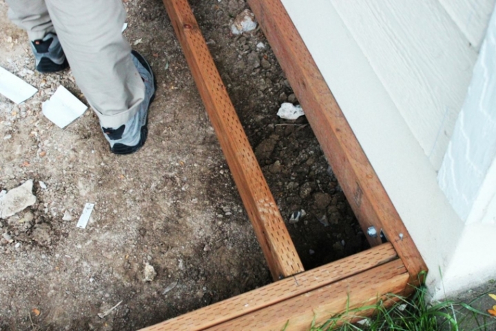 Cómo instalar las viguetas para una cubierta en el jardín