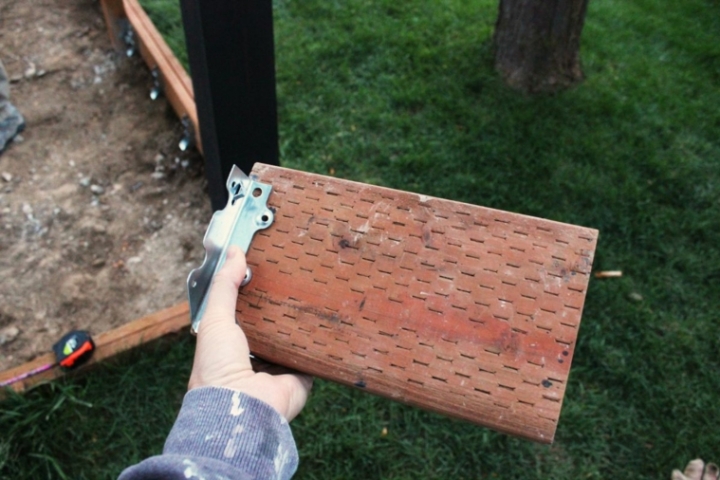 Cómo instalar las viguetas para una cubierta en el jardín