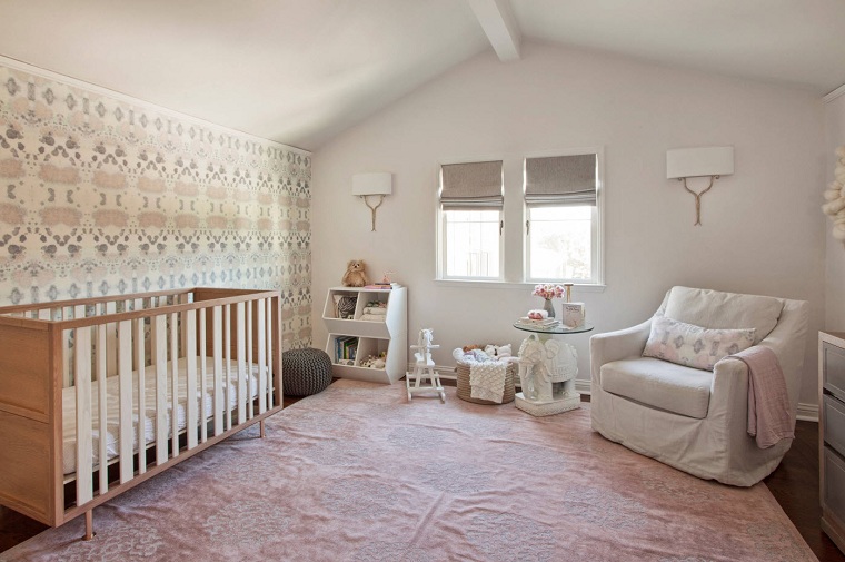 decorar habitación bebe-cuna-madera-sillon-blanco