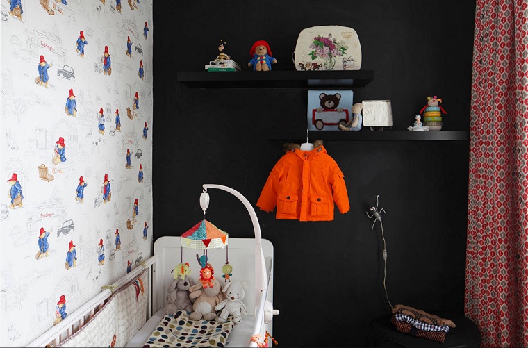 decorar-habitacion-bebe-pared-negra-estantes-negros