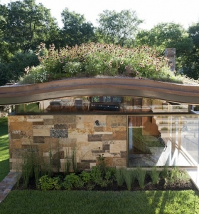 Diseño ecologico de un llamativo techo verde por Murray Legge Architecture