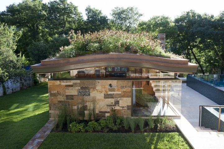Diseño ecologico de un llamativo techo verde por Murray Legge Architecture