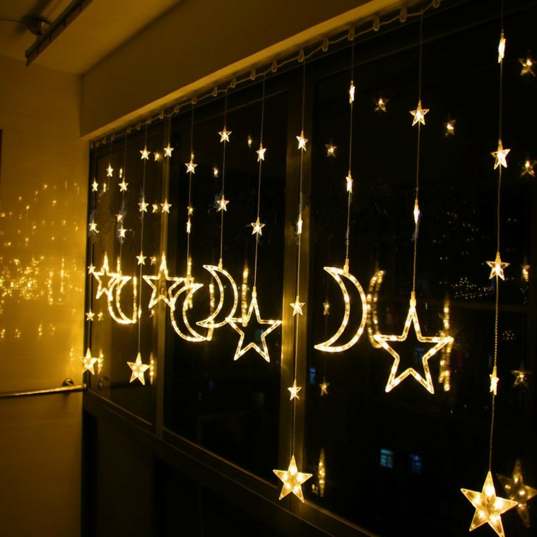 lunas-y-estrellas-en la-ventana