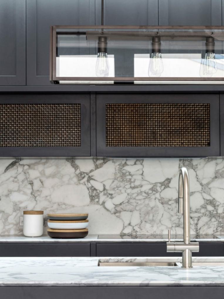 Panel contra salpicaduras de mármol en la cocina