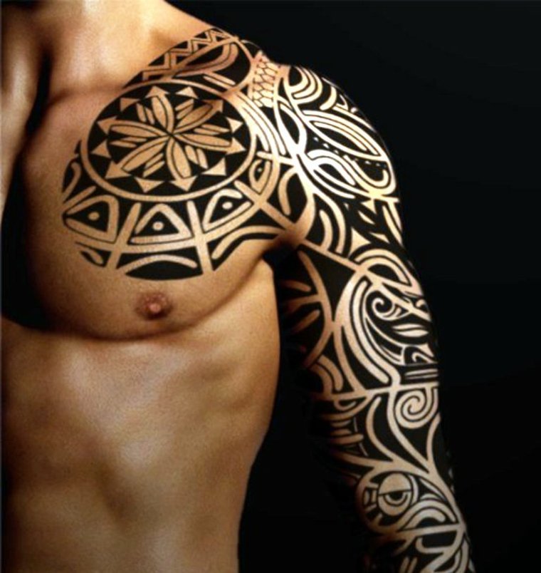 tatuaje maorí hombro