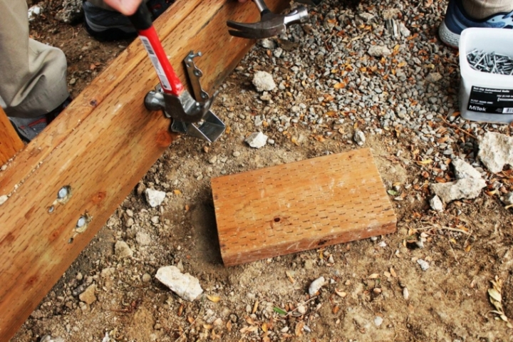 Cómo instalar las viguetas para una cubierta en el jardín